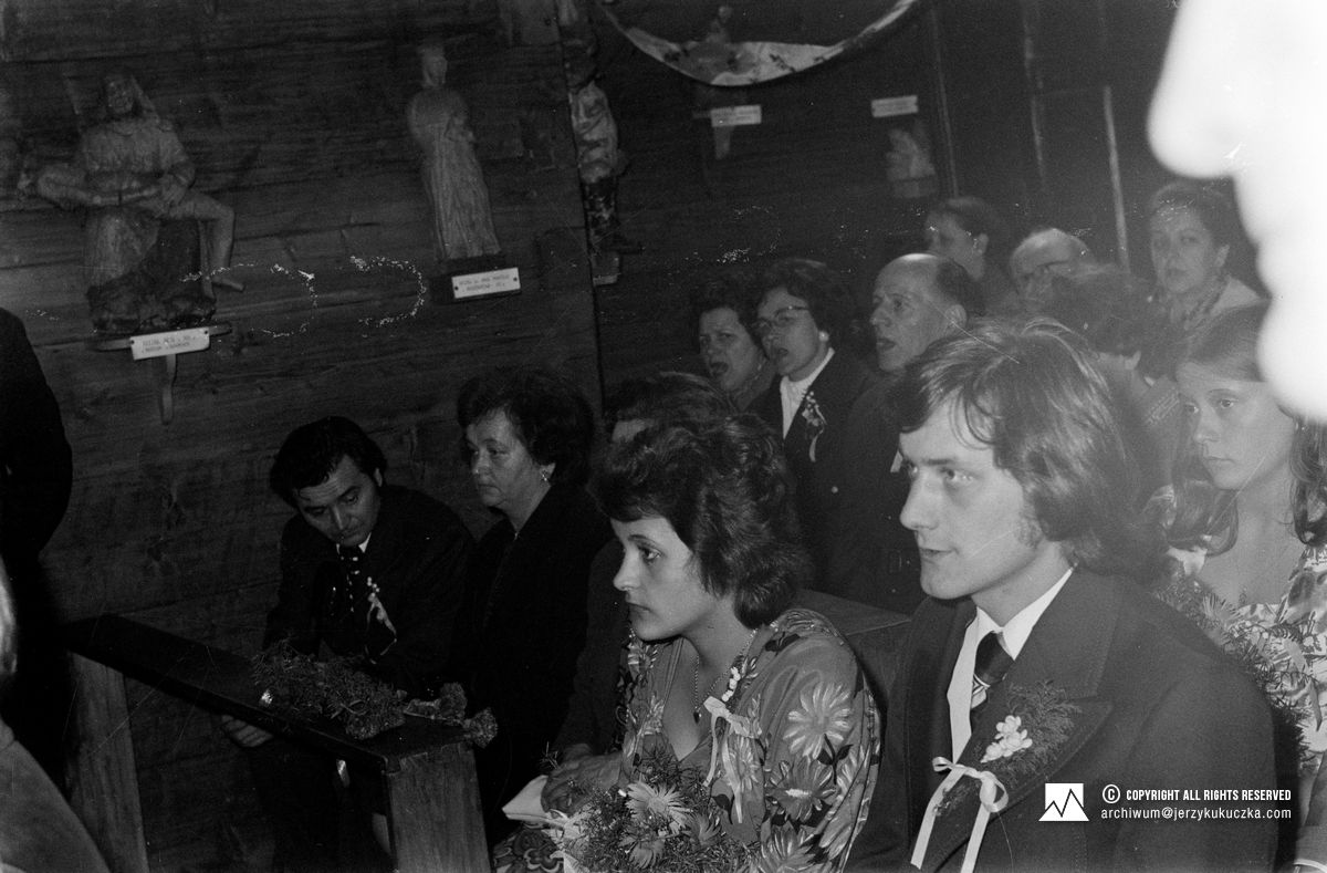 Goście weselni na ślubie Jerzego i Cecylii Kukuczków. Od lewej w pierwszym rzędzie: Zdzisław Ogrodziński, Zofia Ogrodzińska, NN i Henryk Szymik.