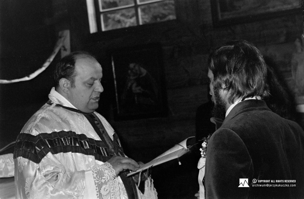 Ślub Jerzego i Cecylii Kukuczków. Pierwszy od prawej: Jerzy Kukuczka.