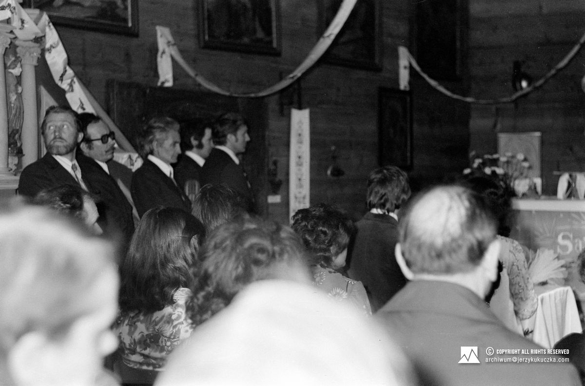 Ślub Jerzego i Cecylii Kukuczków. Od lewej stoją: Adam Bilczewski, Michał Gliński, Roman Trzeszewski, Wojciech Kłosok i Wiesław Lipiński.