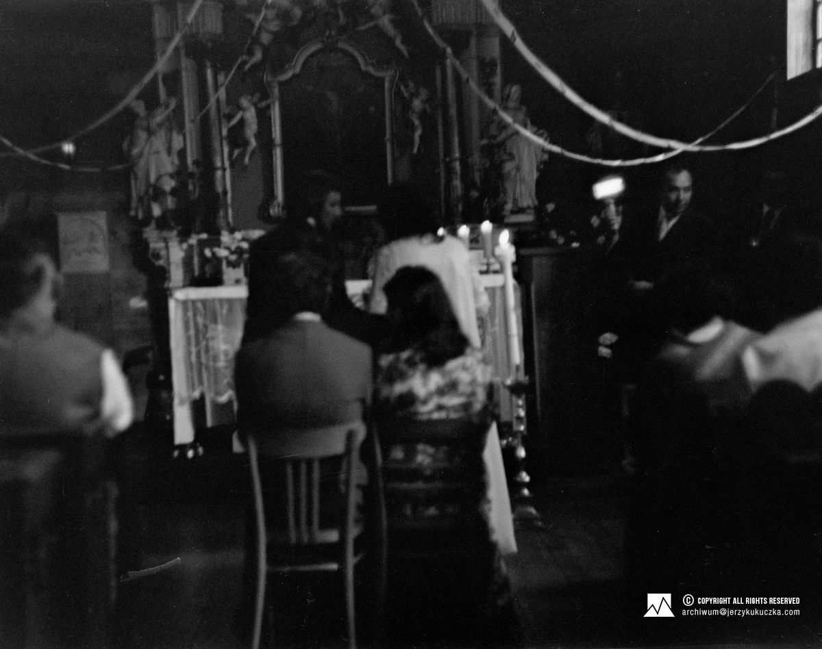 Ślub Jerzego i Cecylii Kukuczków. Przed ołtarzem stoją od lewej: Jerzy Kukuczka i Cecylia Kukuczka.