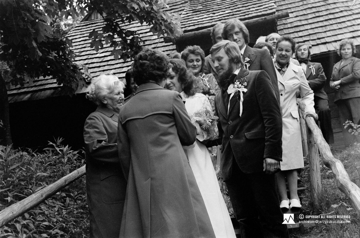 Składanie życzeń. Od lewej: na pierwszym planie: NN, NN, Cecylia Kukuczka, Jerzy Kukuczka. Za nim: Henryk Szymik. W tle drugi od prawe: Jerzy Polak.