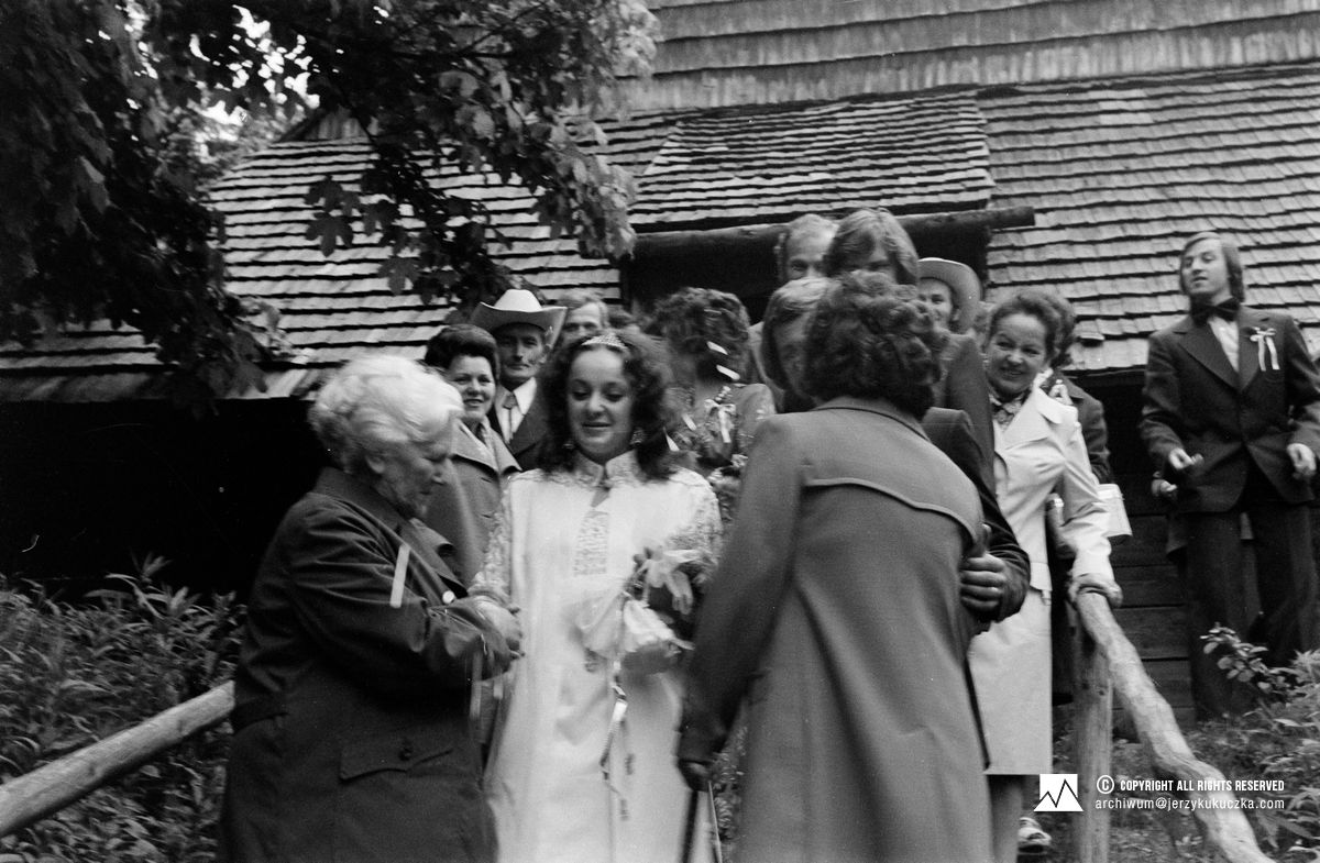 Składanie życzeń. Druga od lewej na pierwszym planie: Cecylia Kukuczka. W tle pierwszy od prawej: Jerzy Polak.