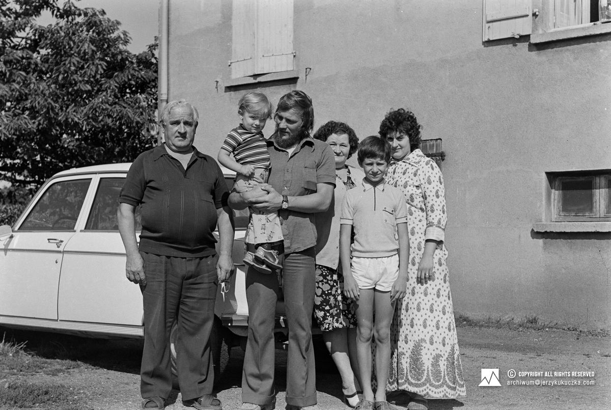 Rodzina Jerzego Kukuczki, mieszkająca we Francji. Jerzy Kukuczka z dzieckiem na rękach.
