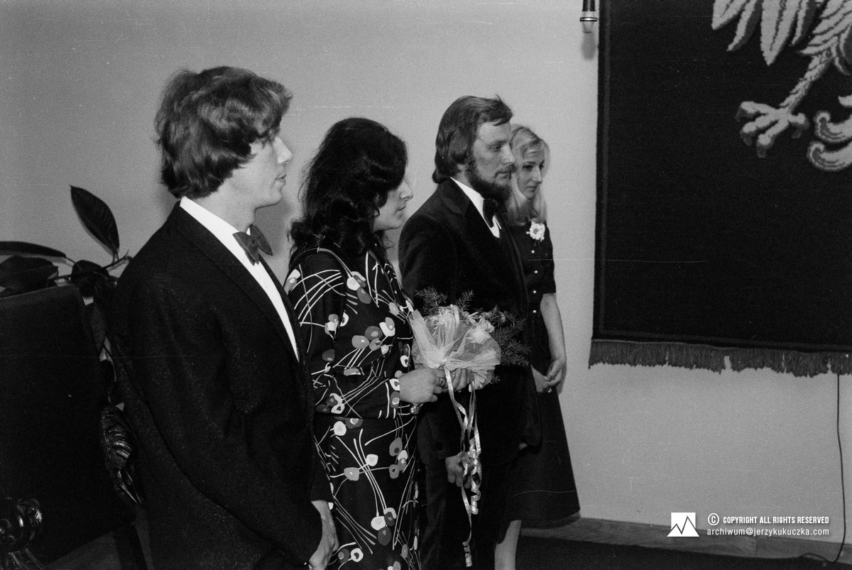 Ślub cywilny Jerzego i Cecylii Kukuczków w Katowicach. Od lewej: Jan Murek, Cecylia Kukuczka; Jerzy Kukuczka i Jadwiga Kukuczka.