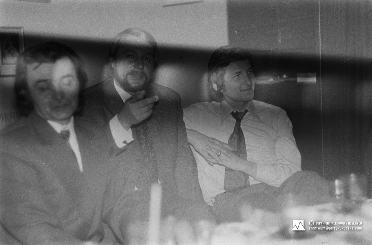 Przyjęcie u rodziców Cecylli Kukuczki z okazji ślubu cywilnego. Od lewej: Zdzisław Ogrodziński, Antoni Kukuczka i Tomasz Kędziora.
