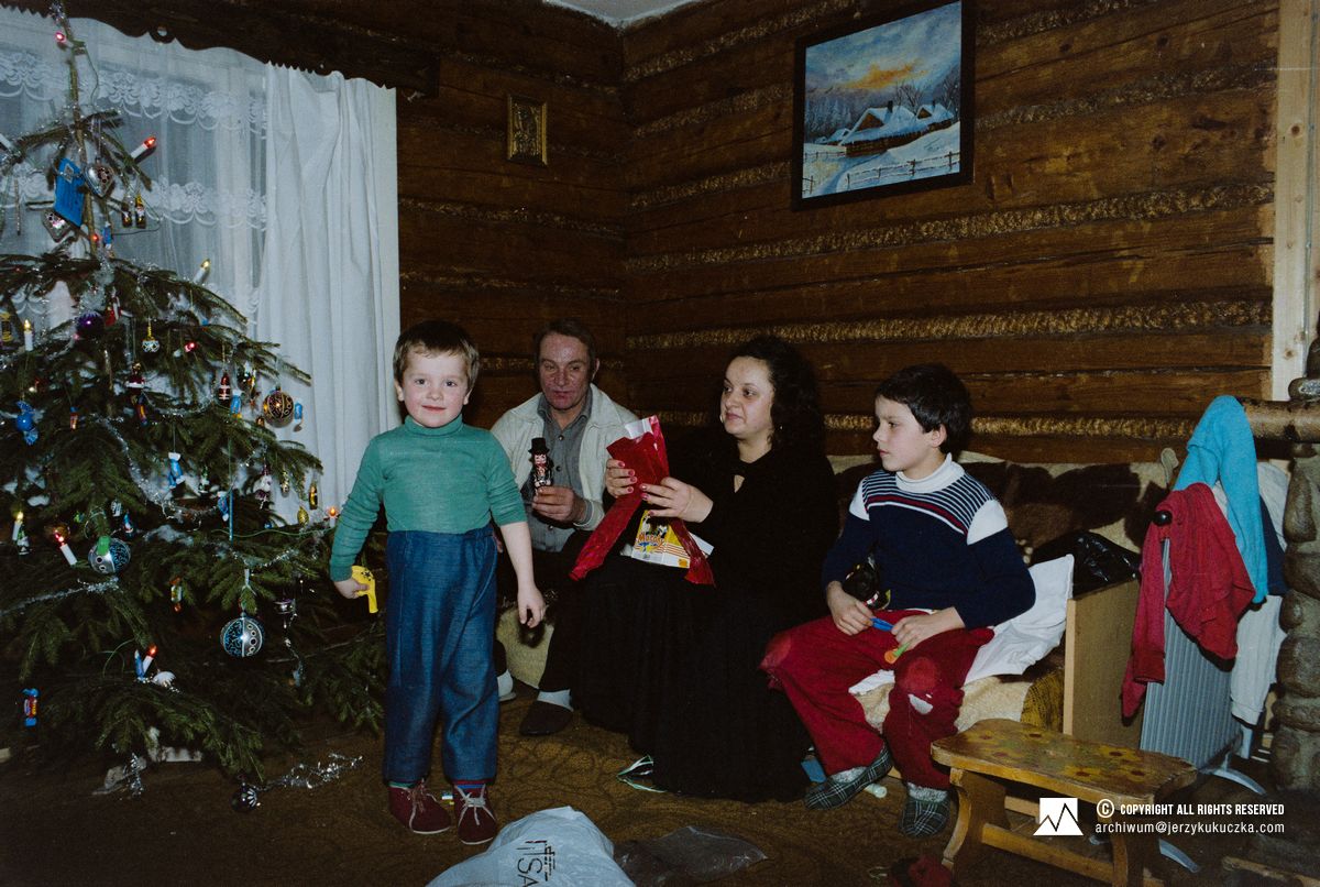 Święta Bożego Narodzenia w Istebnej. Od lewej: Wojciech Kukuczka, Antoni Kukuczka, Cecylia Kukuczka i Maciej Kukuczka.