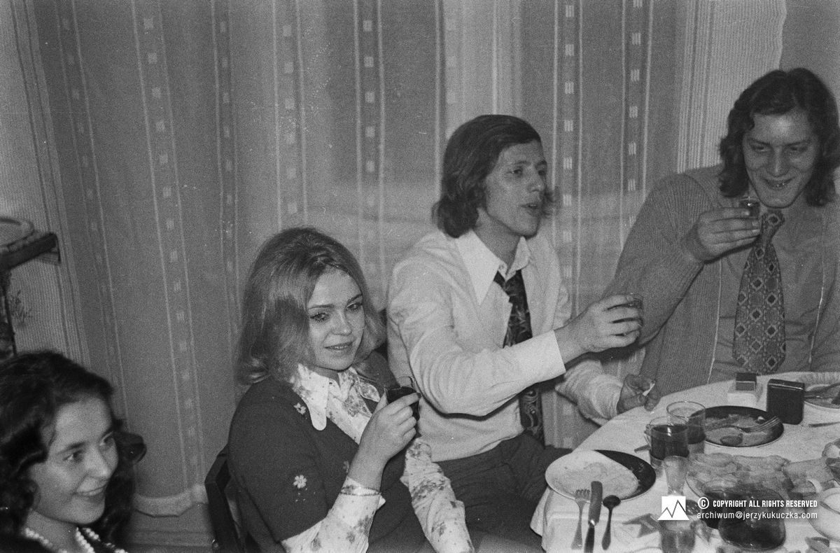 Przyjęcie w domu rodziców Cecylii Kukuczki w Katowicach. Od lewej: Danuta Polak, NN, NN i Henryk Szymik.