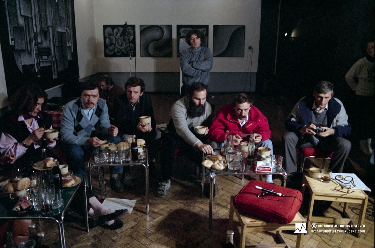 Debata w Gliwicach. Od lewej siedzą: Wanda Rutkiewicz, Krzysztof Witkowski, Janusz Skorej, Janusz Majer, Krzysztof Wielicki i Andrzej Zawada. Stoi Krzysztof Baran.