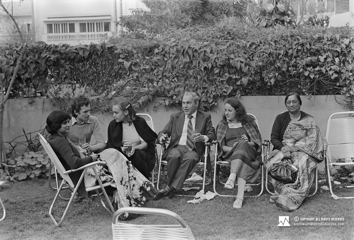 Fotografia wykonana podczas pobytu Jerzego Kukuczki w Indiach w 1981 roku. Druga od prawej: Cecylia Kukuczka.