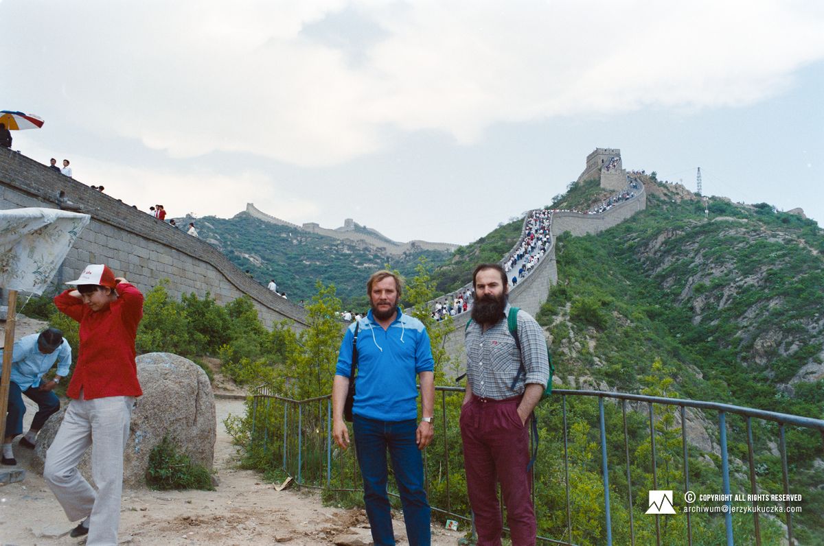 Od prawej: Janusz Majer i Jerzy Kukuczka na tle Wielkiego Muru Chińskiego.