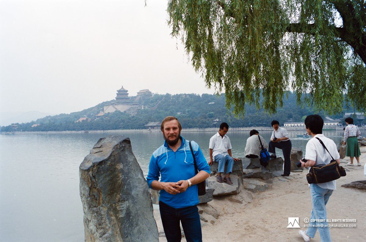 Jerzy Kukuczka w Pekinie. W tle Pałac Letni.