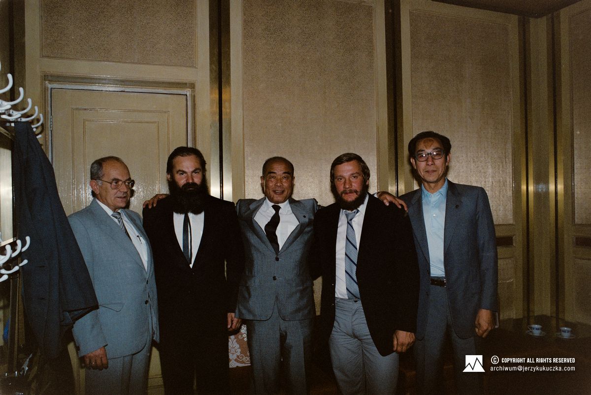 Spotkanie z chińskimi władzami w Pekinie. Od lewej: ambasador PRL w Chinach Zbigniew Dembowski, Janusz Majer, prezes Chińskiego Stowarzyszenia Alpinistycznego Shi Zhanchun, Jerzy Kukuczka i Wang Feng Tong.