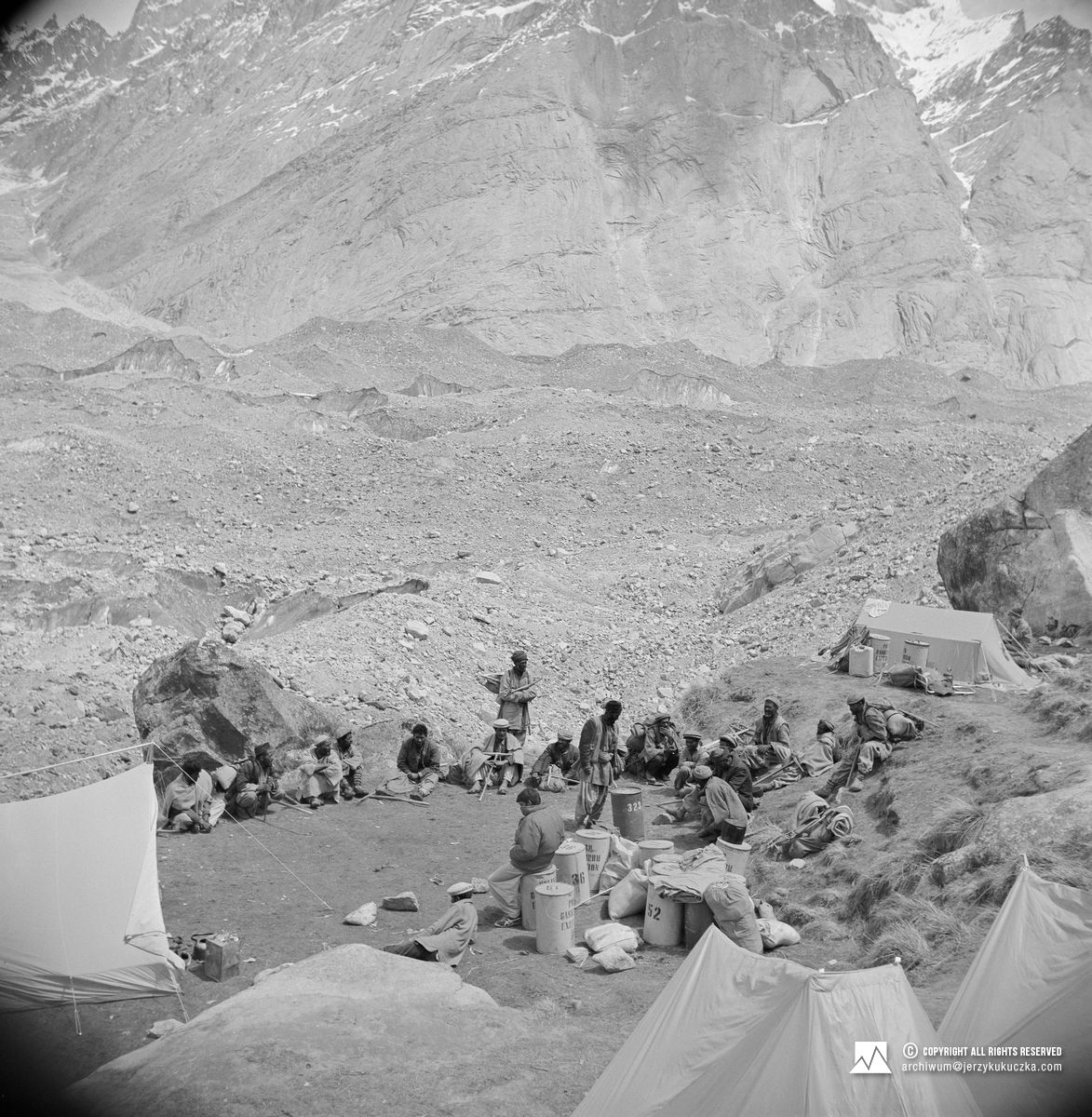 Tragarze podczas postoju karawany w Urdukas.