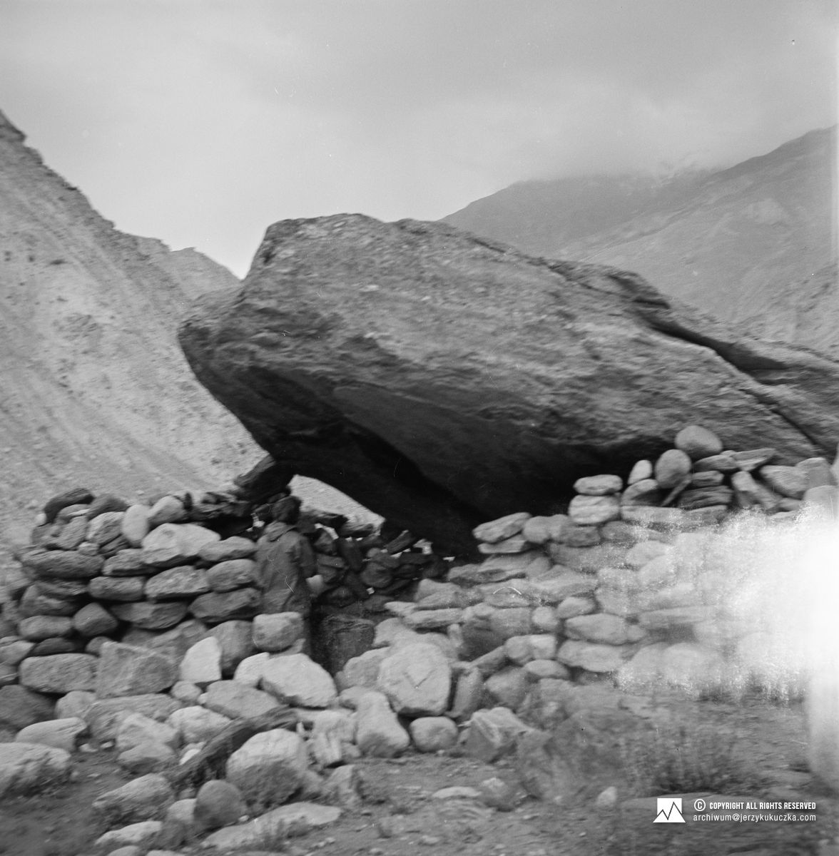 Fotografia wykonana podczas zejścia celem odprowadzenia chorej Sylvii Kysylkovej do Skardu.