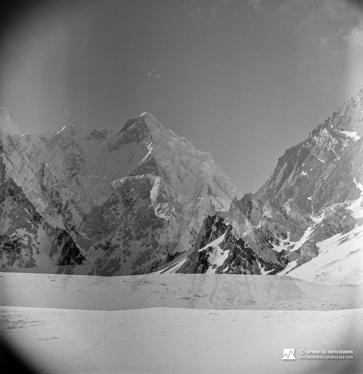 Szczyty widoczne z lodowca Savoia W centrum: Summa Ri (7302 m n.p.m.). Fotografia wykonana podczas wycieczki do bazy amerykańskiej pod K2.