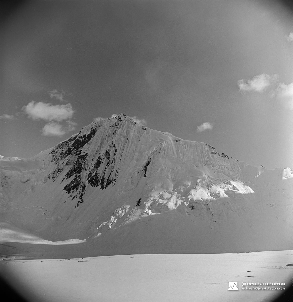 Widok w lodowca Savoia na południe, w kierunku grupy sześciotysięczników Khal Khal Peaks. Fotografia wykonana podczas wycieczki do bazy amerykańskiej pod K2.
