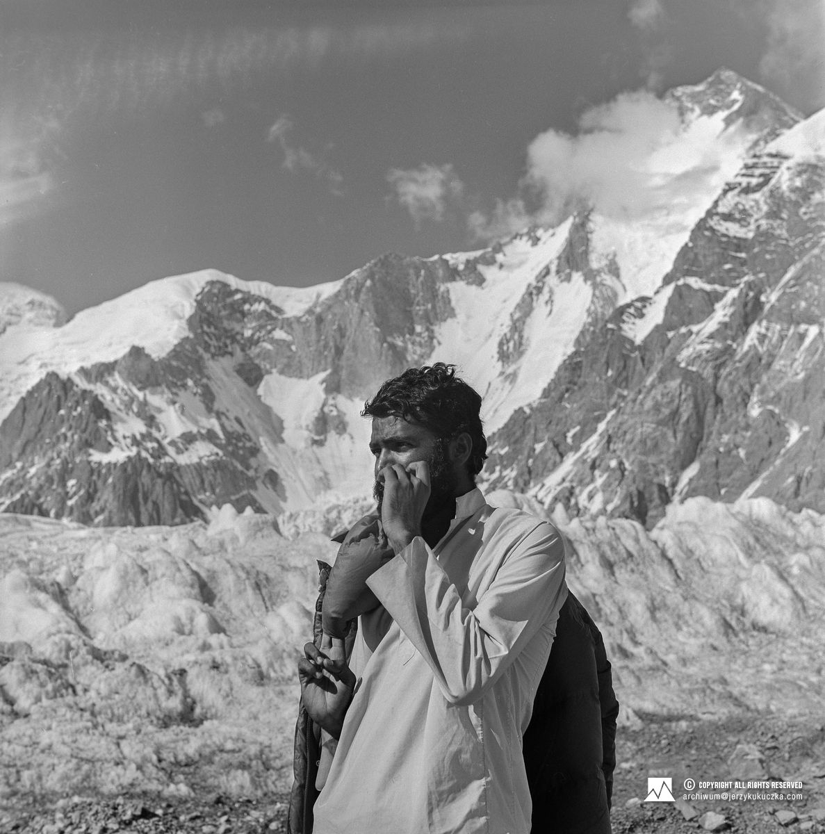 Kapitan Ahmed Saeed. W tle Gasherbrum I (8080 m n.p.m.).
