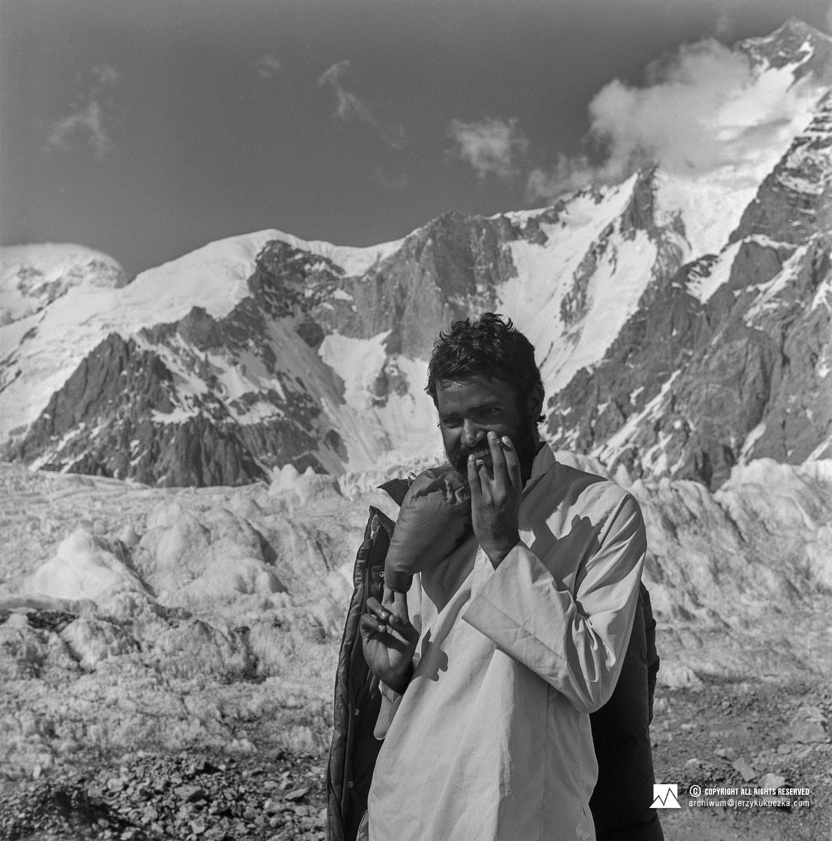 Kapitan Ahmed Saeed. W tle Gasherbrum I (8080 m n.p.m.).