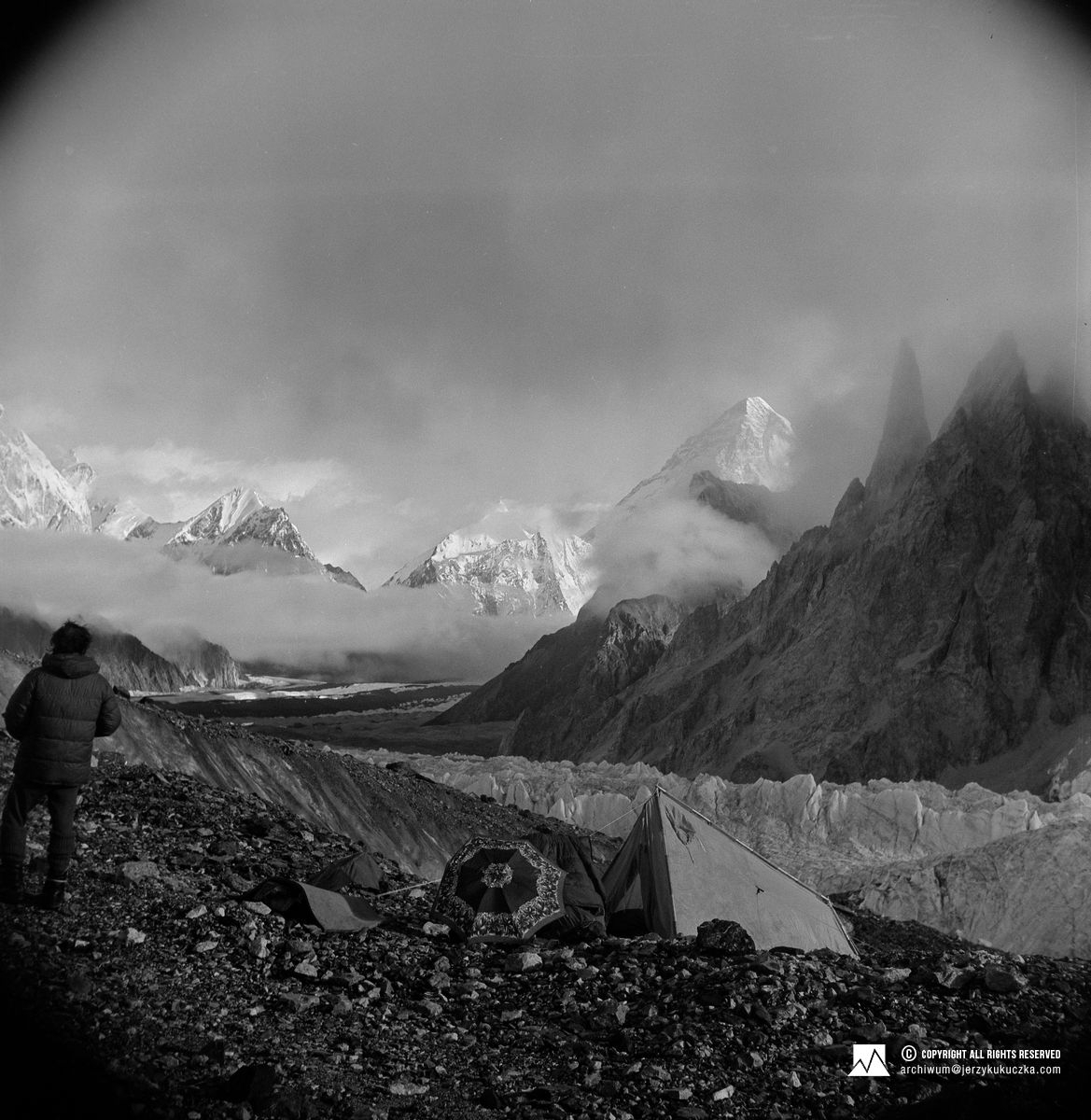 Biwak podczas powrotu z wyprawy. W tle K2 (8611 m n.p.m.).