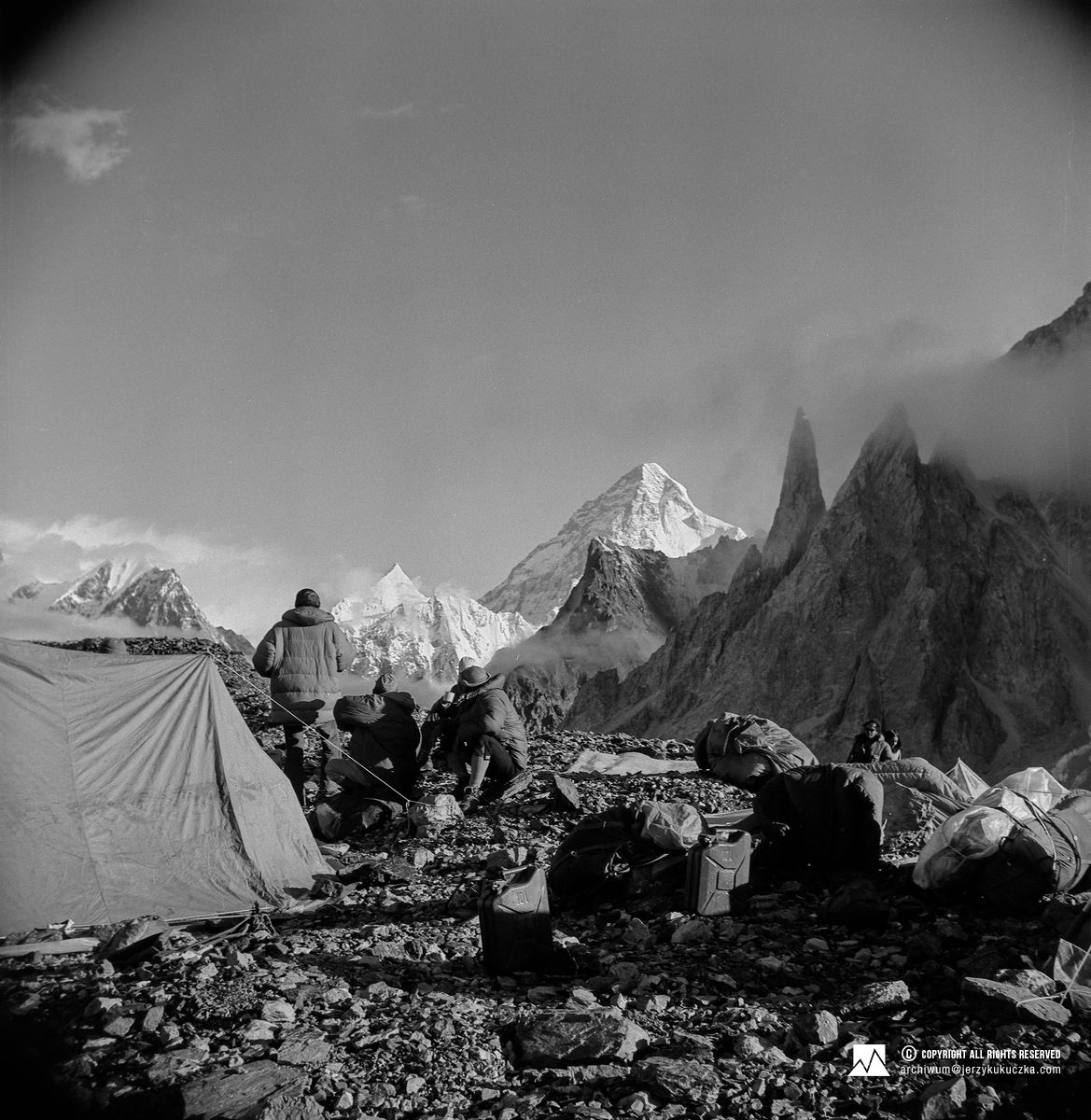 Biwak podczas powrotu z wyprawy. W tle K2 (8611 m n.p.m.).