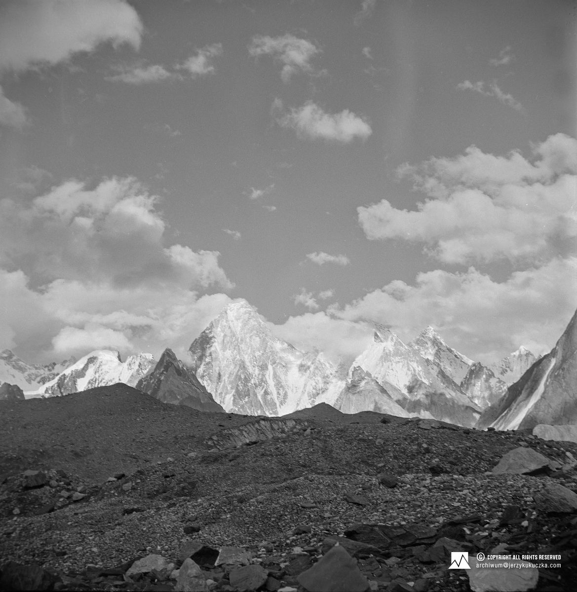 Masyw Gasherbrum uchwycony podczas powrotu z wyprawy. W centrum: Gasherbrum IV (7925 m n.p.m.).