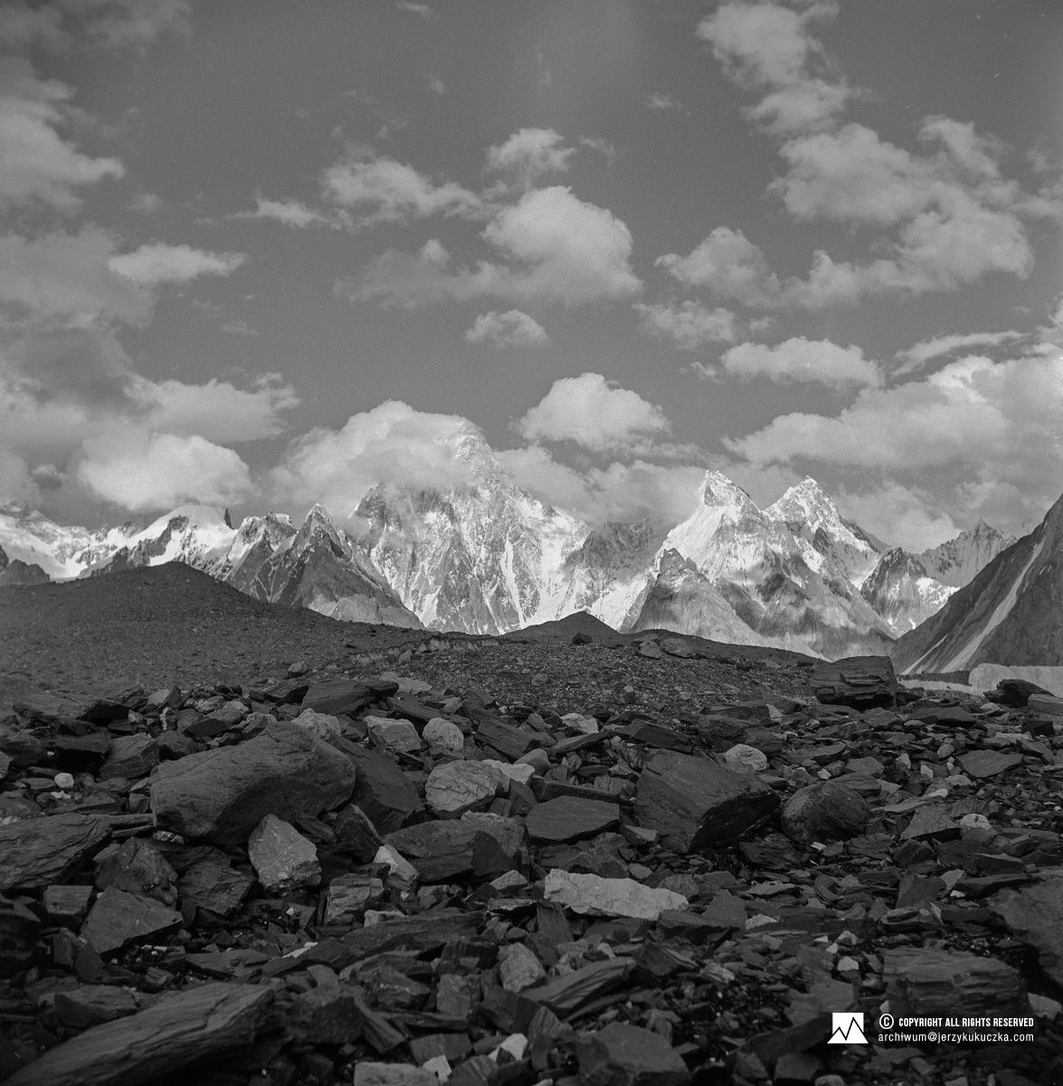 Masyw Gasherbrum uchwycony podczas powrotu z wyprawy. W centrum: Gasherbrum IV (7925 m n.p.m.).