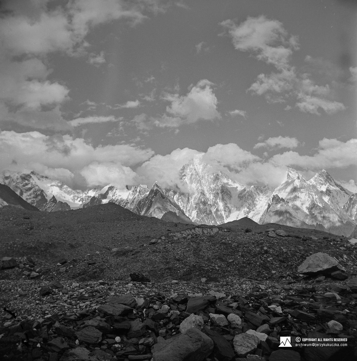 Masyw Gasherbrum uchwycony podczas powrotu z wyprawy. W centrum: Gasherbrum IV (7925 m n.p.m.).