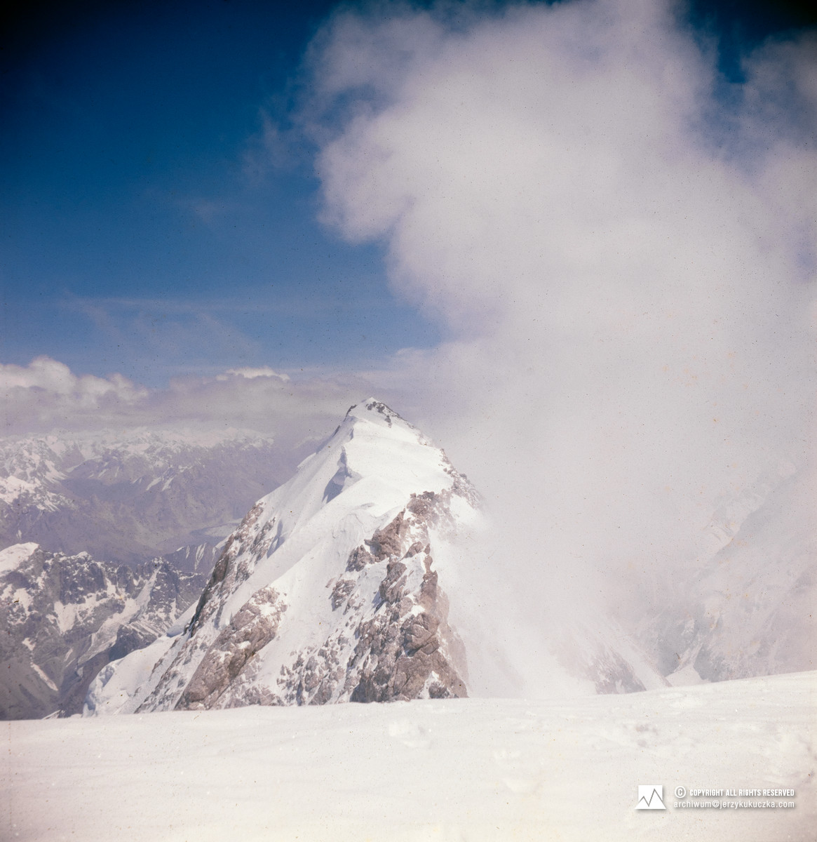 Wierzchołek Gasherbrum II East (7772 m n.p.m.) widoczny z Gasherbruma II (8035 m n.p.m.).