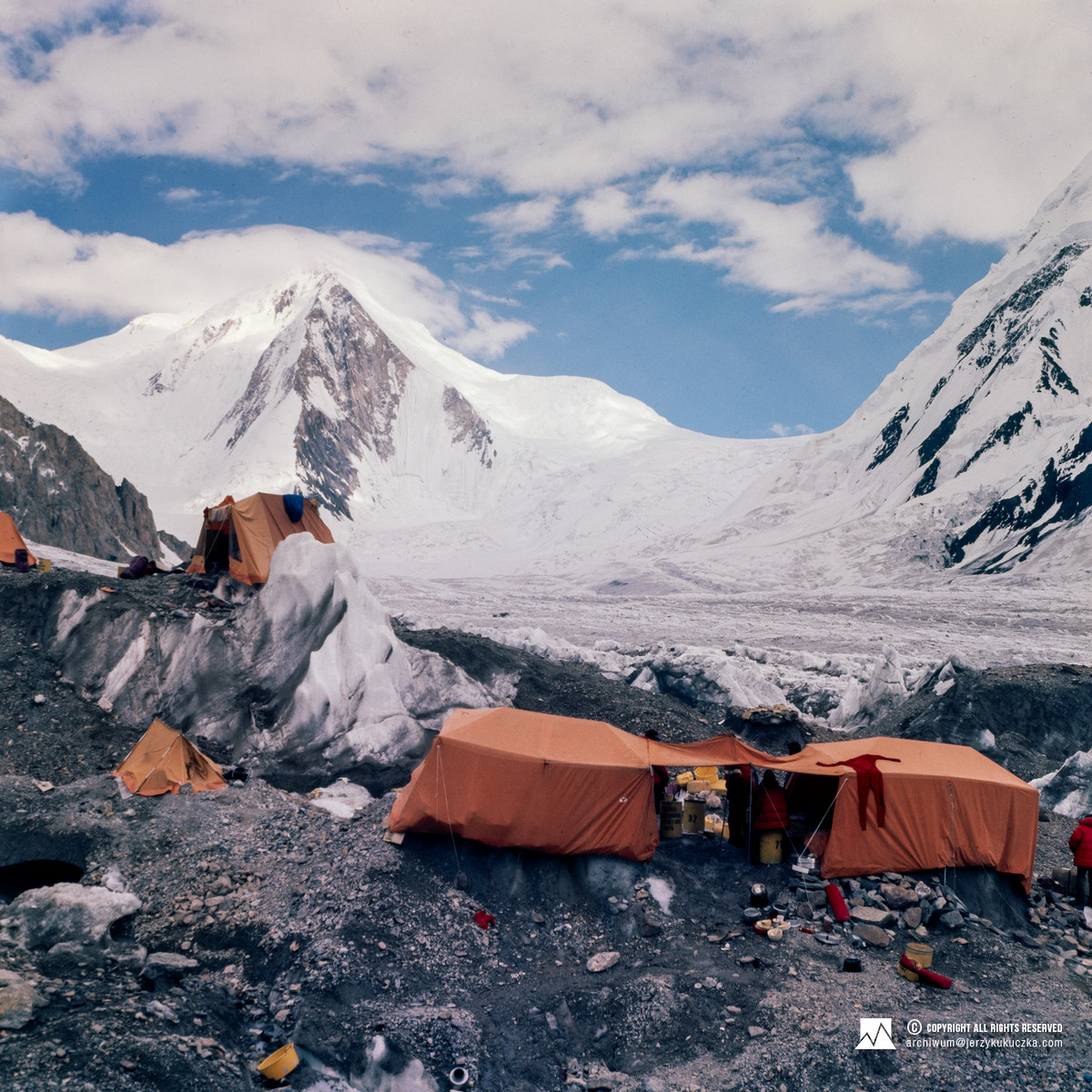 Baza wyprawy. W tle Sia Kangri (7422 m n.p.m.).
