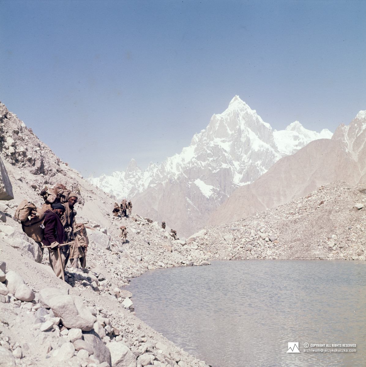 Tragarze na tle tle Payu Peak (6621 m n.p.m.).