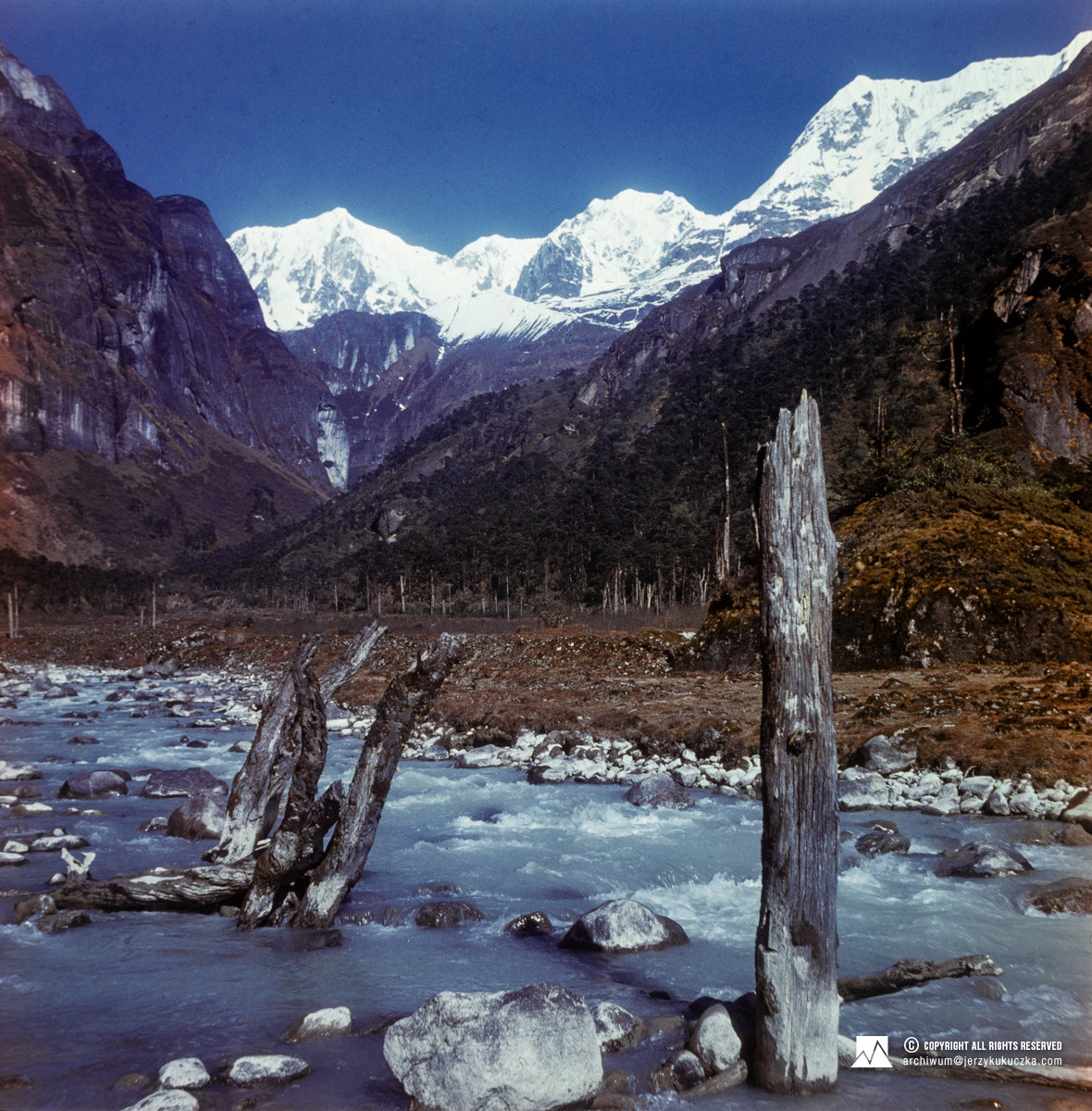 Rzeka Barun. W tle ośnieżone szczyty. Od lewej: Yaupa (6432 m n.p.m.), Yaupa Shar (6422 m n.p.m.) i Peak 5 (6388 m n.p.m.).