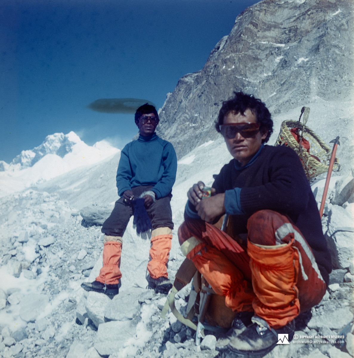 Nepalczycy na lodowcu Barun. Szczyty w tle od lewej: Lhotse (8516 m n.p.m.), Lhotse Shar (8383 m n.p.m.) i Mount Everest (8848 m n.p.m.).