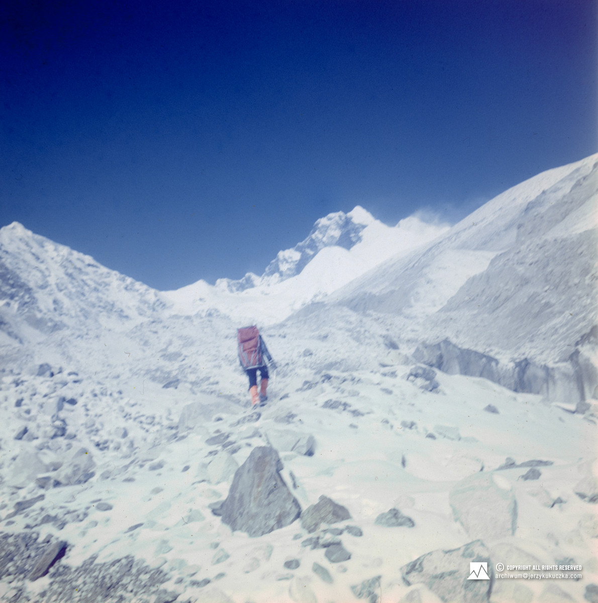 Himalaista na lodowcu Barun. Szczyty w tle od lewej: Lhotse (8516 m n.p.m.), Lhotse Shar (8383 m n.p.m.) i Mount Everest (8848 m n.p.m.).