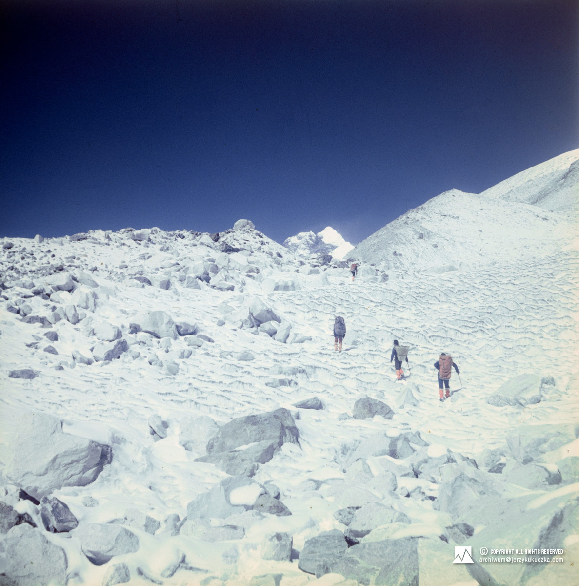 Uczestnicy wyprawy na lodowcu Barun. W oddali widoczne szczyty Lhotse (8516 m n.p.m.) i Lhotse Shar (8383 m n.p.m.).