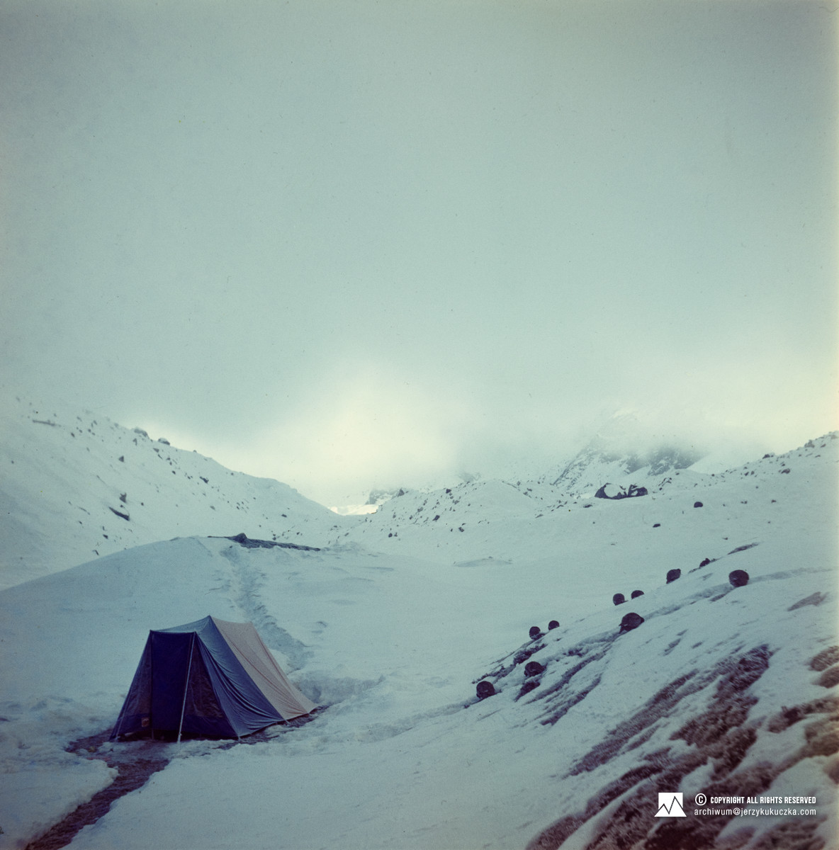 Namiot na stoku Makalu.