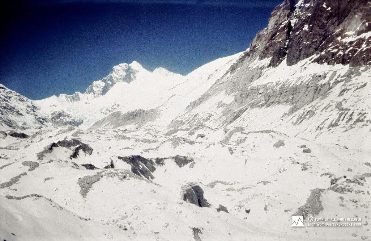 Ośmiotysięczniki widoczne z lodowca Barun. Od lewej: Lhotse (8516 m n.p.m.), Lhotse Shar (8383 m n.p.m.) i Mount Everest (8848 m n.p.m.).