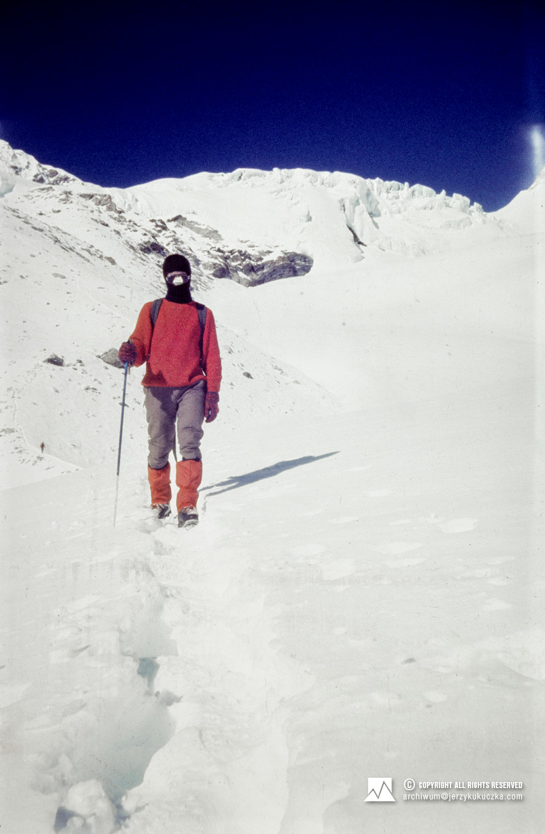 Uczestnik wyprawy na stoku Makalu.