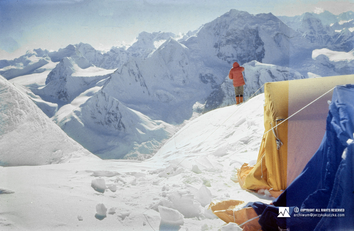 Uczestnik wyprawy w obozie III (7000 m n.p.m.).