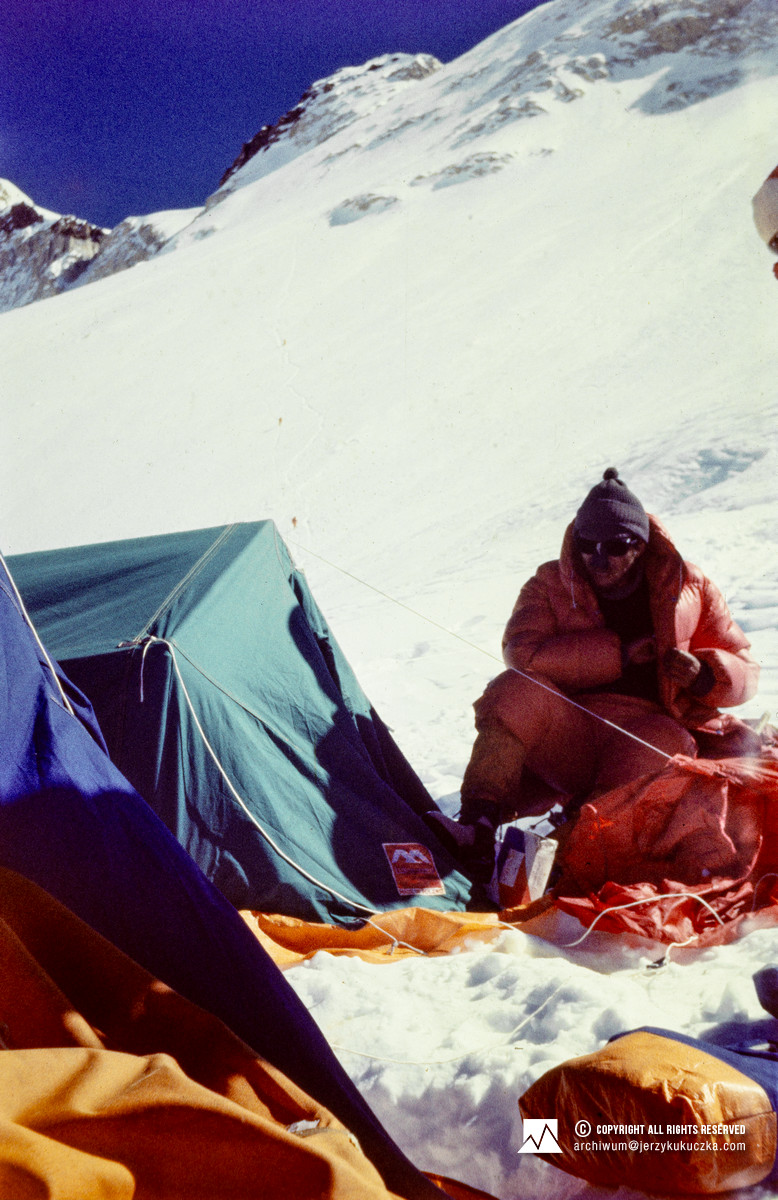 Uczestnik wyprawy w obozie III (7000 m n.p.m.).