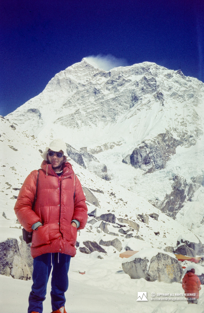 Leszek Cichy na tle południowej ściany Makalu.