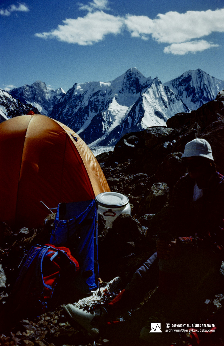Uczestniczka wyprawy w bazie wysuniętej (5400 m n.p.m.).