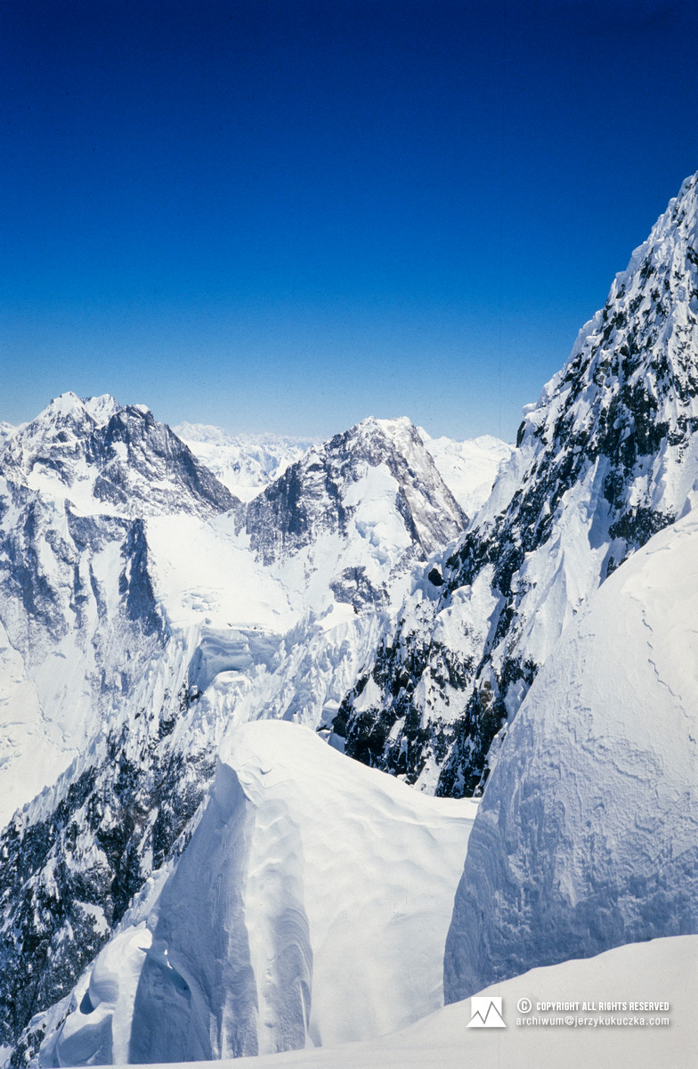 Masyw Gasherbrum widoczny z wysokich partii Broad Peak. Szczyty w głąb: Gasherbrum IV (7925 m n.p.m.), Gasherbrum III (7952 m n.p.m.), Gasherbrum I (8035 m n.p.m.) i Gasherbrum I (8080 m n.p.m.).
