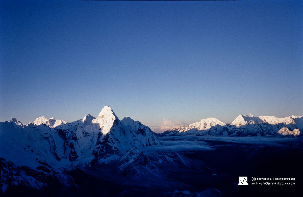 Panorama Himalajów uchwycona w wysokich partiach południowej ściany Lhotse. Po lewej stronie widoczna północna ściana Ama Dablam (6812 m n.p.m.).