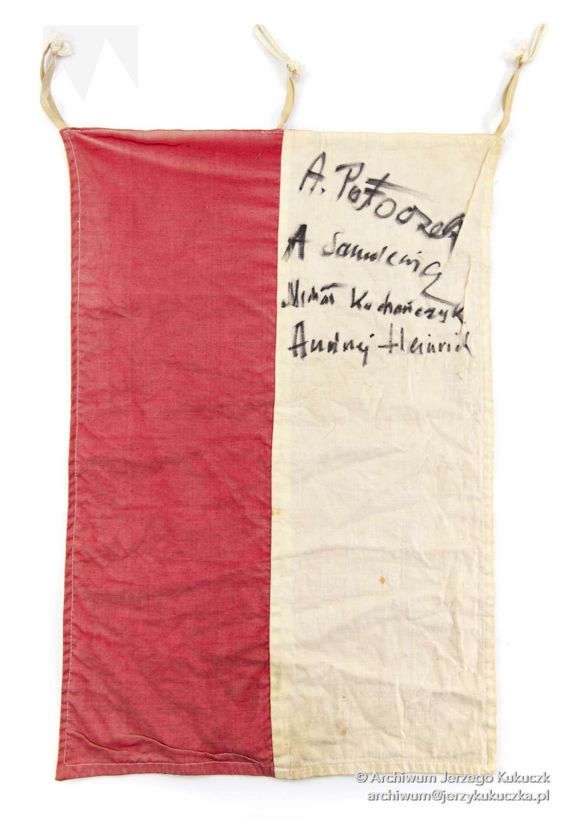 Flaga narodowa z odręcznymi podpisami uczestników wyprawy na Nanga Parbat 1985. Podpisy: Adam Potoczek; Andrzej Samulewicz; Michał Kochańczyk; Andrzej Heinrich