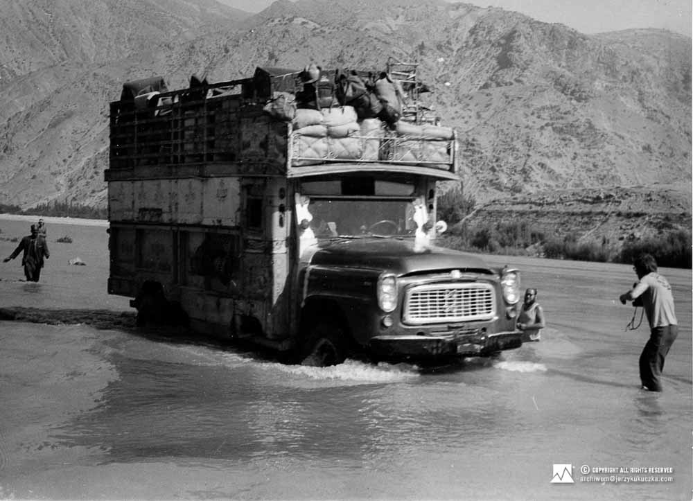 Ciężarówka wyprawowa w trakcie przejazdu przez rzekę podczas karawany