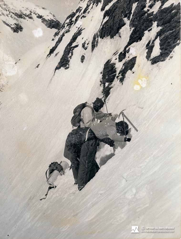Alpiniści w trakcie wspinaczki
