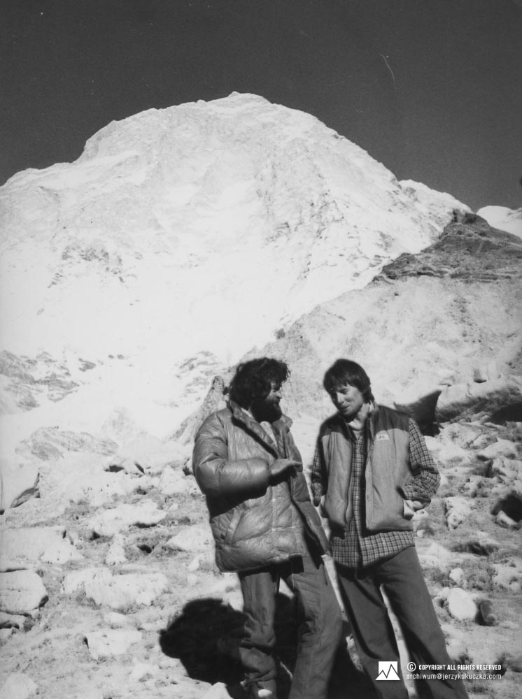 Wojciech Kurtyka (on the right) and a member of the Austrian expedition at the base. In the background the Makalu massif.