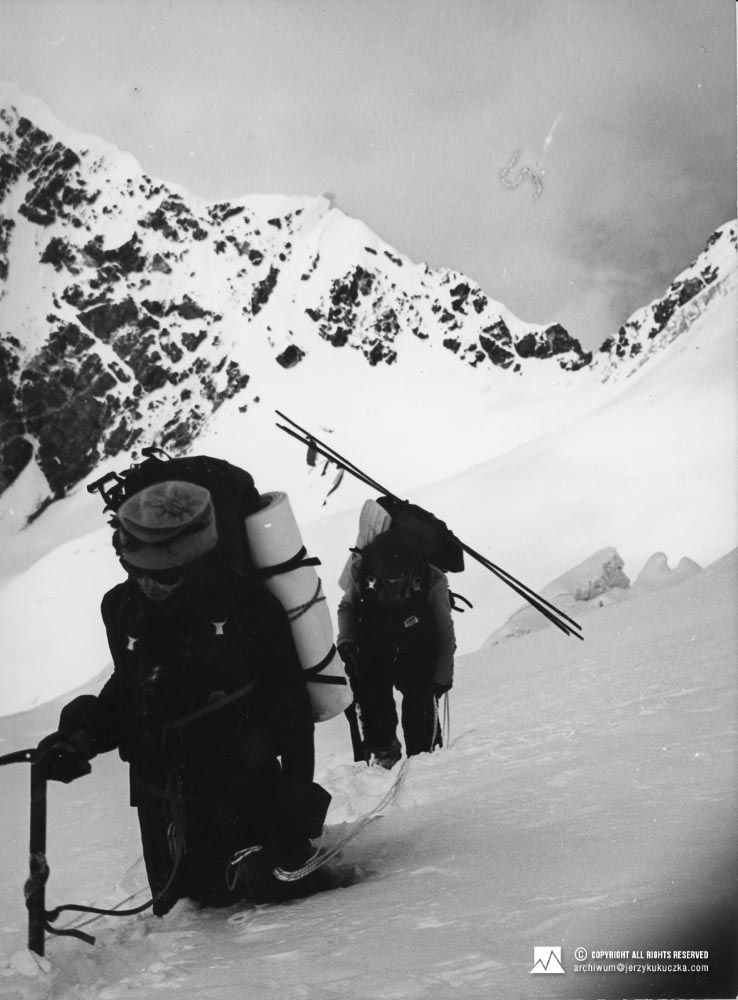 Participants of the expedition on the Makalu slope. Alex MacIntyre is leading, followed by Wojciech Kurtyka.