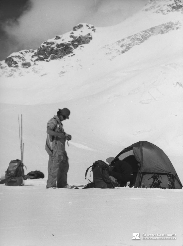 Participants of the expedition in the camp. From the left: Wojciech Kurtyka and Alex MacIntyre.
