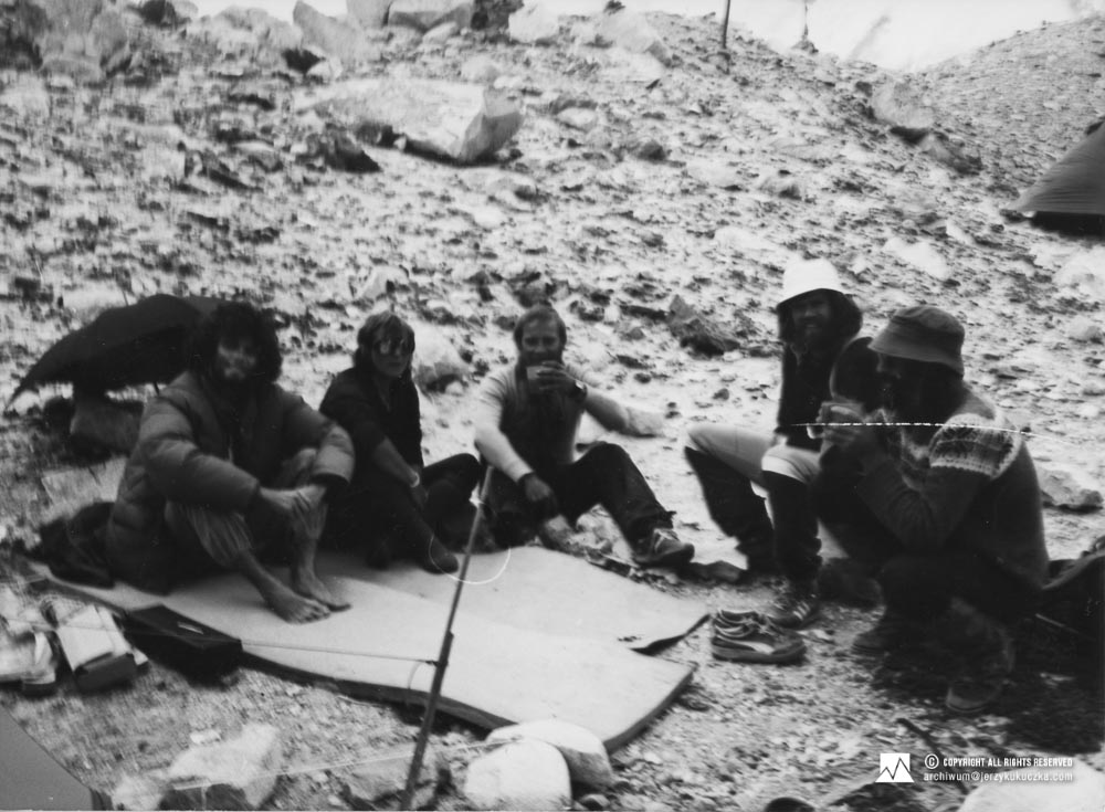 Uczestnicy wyprawy z himalaistami w bazie. Od lewej: Alex MacIntyre, NN, Jerzy Kukuczka, Reinhold Messner i Doug Scott.